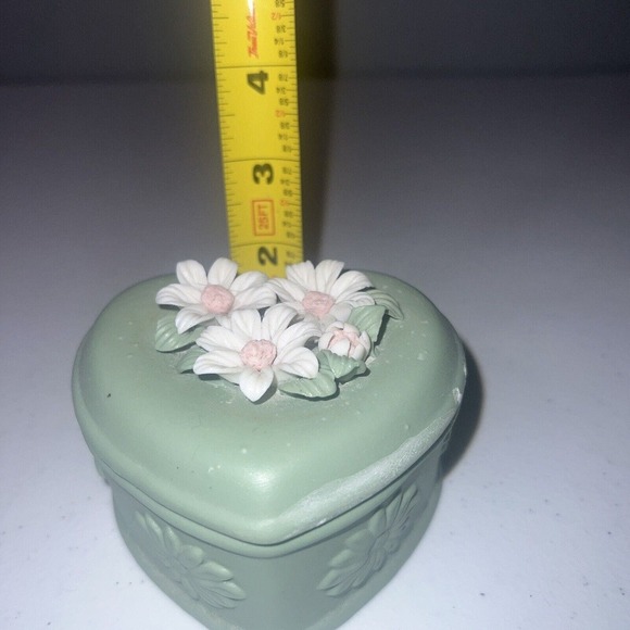 Vintage Heart Shaped Ceramic Floral Daisy Trinket Box Roses Mint Green 2” Resin - Picture 5 of 9